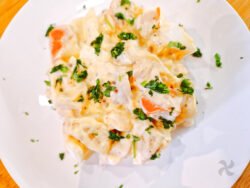 Ensalada de cangrejo, huevo y piña