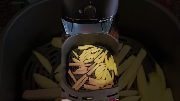french fry in air fryer #airfryer #frenchfries #potatosnacks #useairfryer#food #recipe #yummyfood