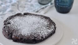 Pequeño pastel de cacao, sin harina