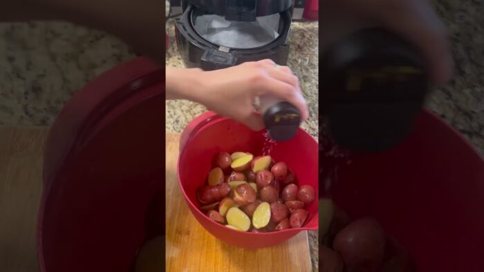 Baby potatoes 🥔 en nuestra air fryer #babypotatorecipe #airfryer #cocina #fypage #receta #papas