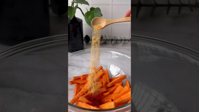 Camote o batata para botana o guarnición en la freidora de aire