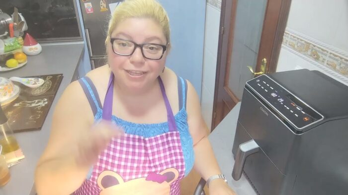 Pollo con patatas en freidora de aire.