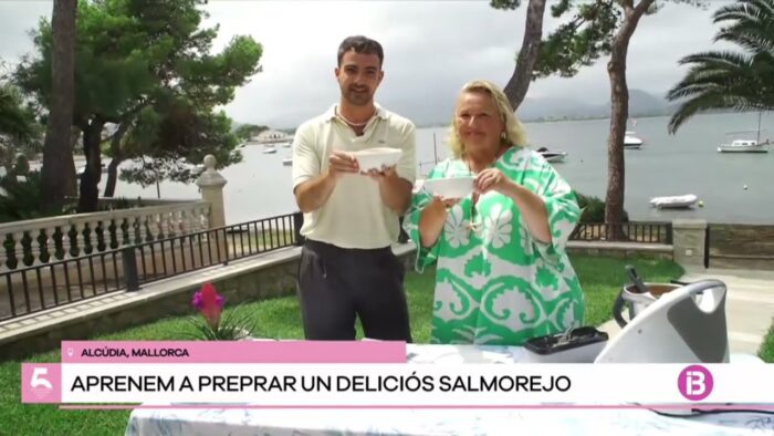 Salmorejo con helado de queso mahonés y virutas de ibérico