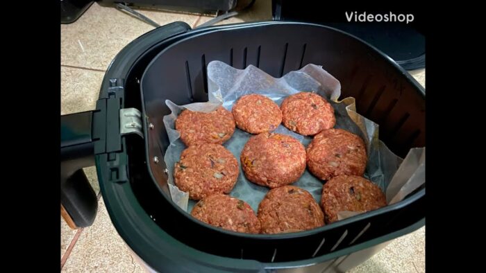 Tortitas de carne de res en la freidora de aire