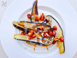 Berenjenas asadas con yogur y tahine