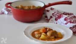 Carne guisada con patatas y zanahoria