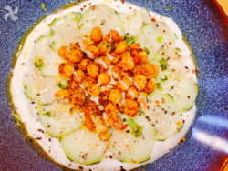 Carpaccio de pepino y garbanzos crujientes