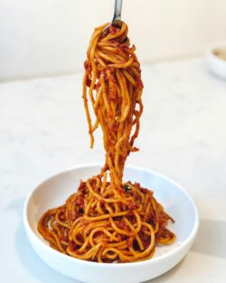 Espaguetis con salsa de tomate casera: un clásico irresistible