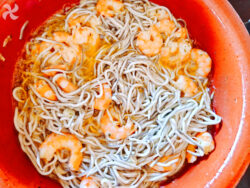 Gambas y gulas al ajillo