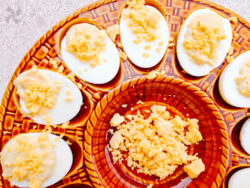 Huevos rellenos de queso azul