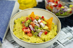 Hummus de aguacate con pico de gallo