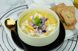 Sopa de aguacate con crujiente de queso fundido