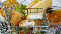 Aperitivos de queso de cabra con mermelada de naranja