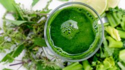 Batido keto con proteínas en polvo, mantequilla de almendras y espinacas: una opción rápida y nu ...