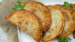 Empanadillas de pisto con merluza