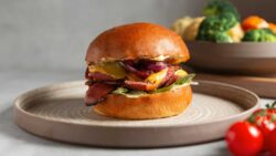Hamburguesas keto con queso y beicon: la receta perfecta para los amantes del sabor