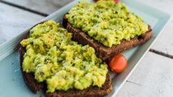 Huevos revueltos con aguacate y queso: una opción clásica y rápida de preparar
