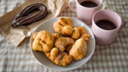 Nubes de queso feta con miel y semillas: Ligereza y sabor en equilibrio