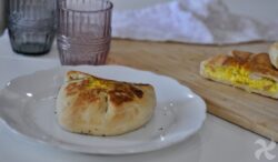 Panes rellenos de huevo, bacon y mozzarella