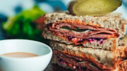 Sándwiches gourmet: combinaciones originales de panes, rellenos y salsas para un almuerzo o cena ...