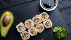 Sushi de aguacate y mango en salsa de jengibre: un toque exótico y fresco para tus comidas