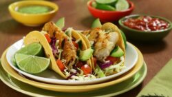 Tacos de pescado con salsa de maracuyá: un sabor tropical y ácido
