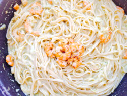Tallarines con gambas al ajillo y salsa cremosa de pesto