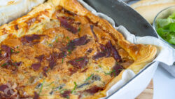 Tarta de hojaldre con setas y jamón