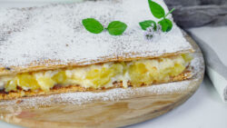 Tarta de hojaldre relleno de crema y manzana
