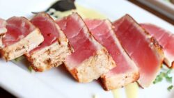 Tataki de atún con salsa ponzu y aguacate: un bocado japonés moderno