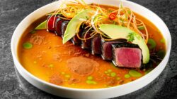 Tataki de atún rojo con reducción de soja y espuma de wasabi: clásico japonés innovador