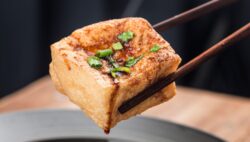Tofu marinado con salsa de miso y verduras al wok: un plato lleno de color