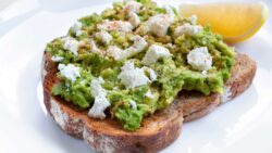 Tostadas de coliflor con aguacate y huevo: una alternativa saludable y baja en carbohidratos
