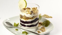 Yogur griego con granola y frutos secos: un desayuno ligero y saludable