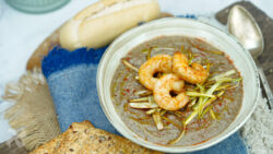 Crema de lentejas con puerro y langostinos