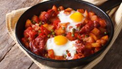 Esta receta de sartén con lo que tienes en la despensa te salva la cena en 30 minutos