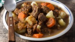 Plato reconfortante: guiso de ternera con patatas que se derrite en la boca