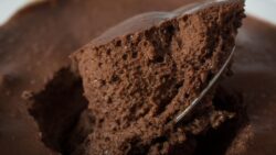 Postre sin remordimientos: mousse de chocolate con aguacate, deliciosa y saludable