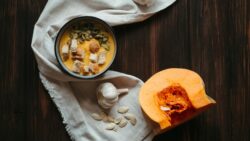 Sopas rápidas y reconfortantes: caldero de bruja con crema de calabaza en 20 minutos