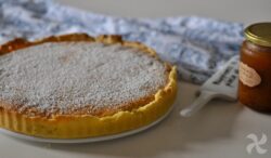 Tarta con dos tipos de masa y rellena de mermelada