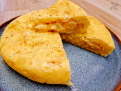 Tortilla de patatas con cebolla confitada