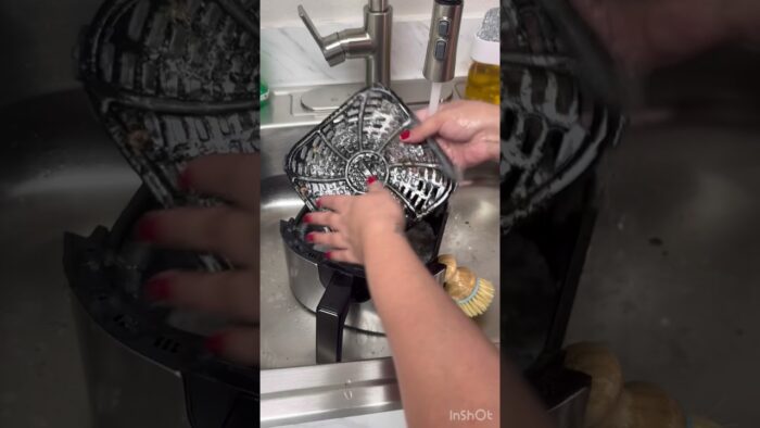 Conocías este truco? Freidora de aire limpia en segundos con bolitas de dishwasher #limpeza#organic