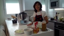 Guiso de garbanzos con sepia y langostinos en thermomix.