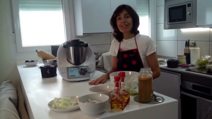 Guiso de garbanzos con sepia y langostinos en thermomix.