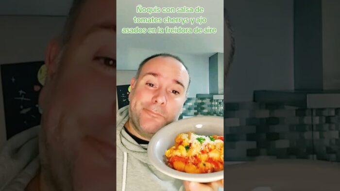 Ñoquis con salsa de tomates cherrys y ajo asados en la freidora de aire!! #recetas #cocina #airfryer