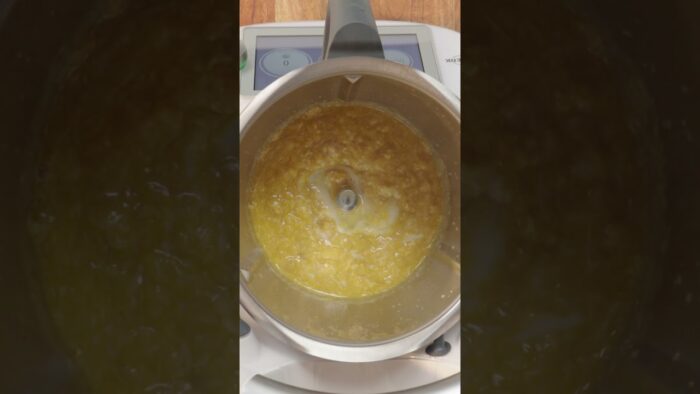 Receta de sopa de ajo con Thermomix® #sopa #sopadeajo #recetas #caldocasero #GallinaBlanca