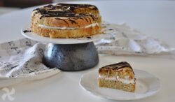 Bizcocho de almendra con crema de ricotta y membrillo