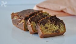 Bizcocho de calabacín, con cacao, almendras y pasas