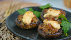Champiñones rellenos de jamón y mayonesa gratinada