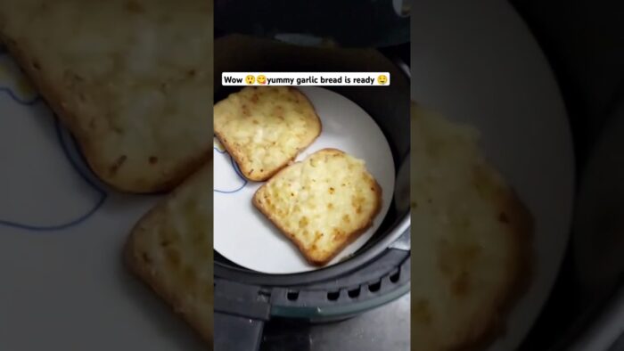 cheesy garlic bread recipe in air fryer🍞🧄🧀#airfryerrecipes #garlicbread #healthy #yummy#musttry